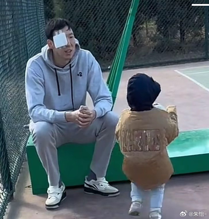 顧家好男人！記者曬出周琦手術(shù)后回歸家庭帶娃照片